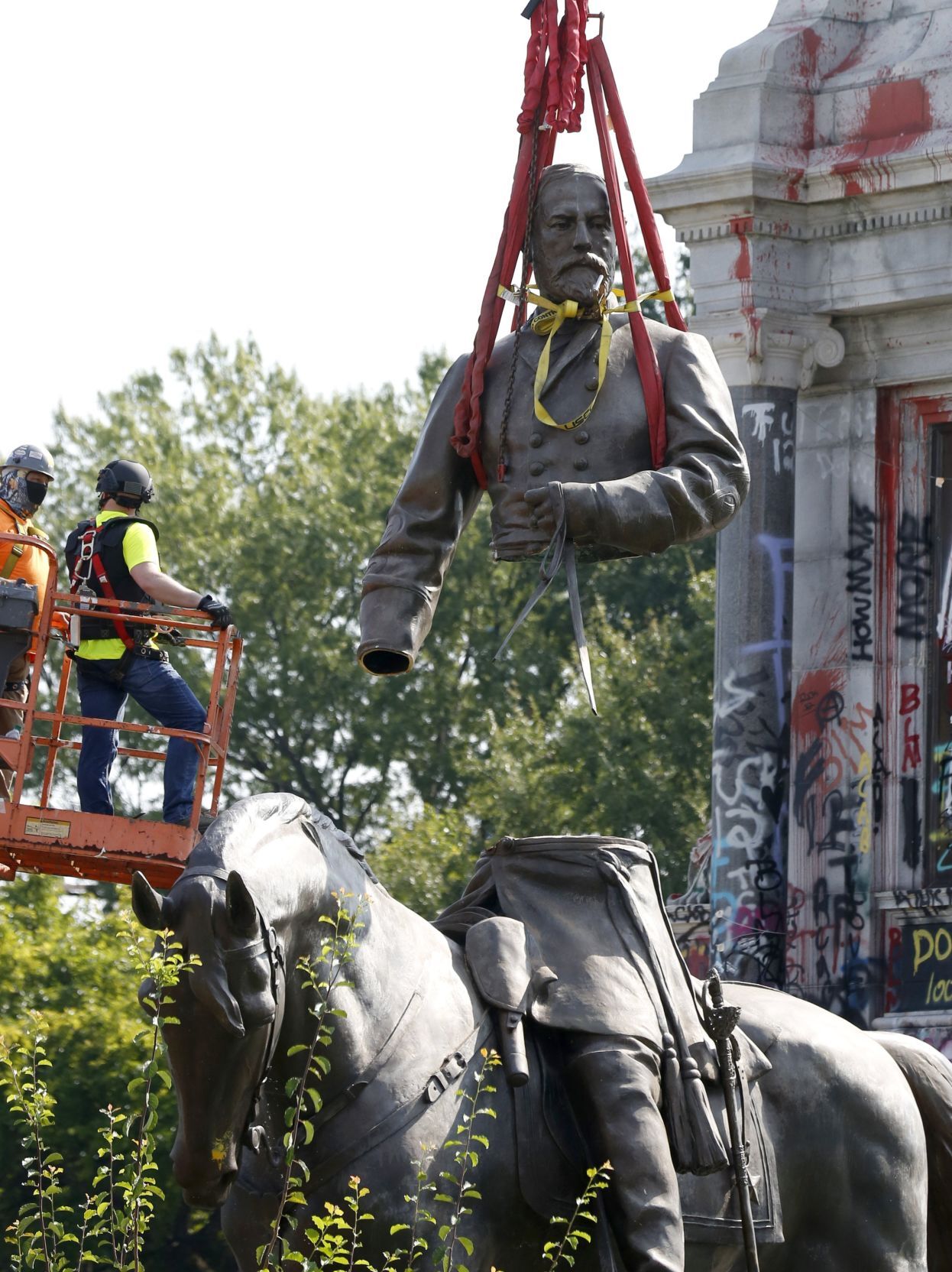 Robert E. Lee statue